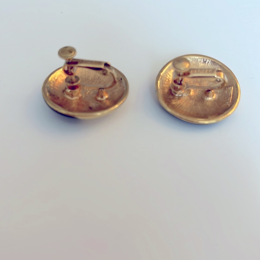 NAPIER GOLD BLACK VINTAGE CLIP ON ROUND EARRINGS - Picture 3 of 6